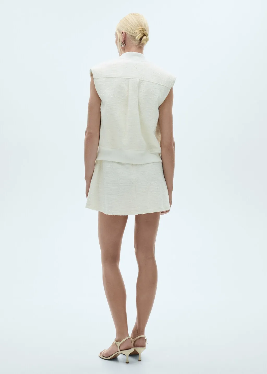  Textured vest with pockets